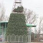 В Керчи главную елку почти собрали