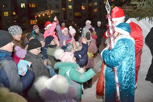 Алтайские коммунисты и комсомольцы проводят акцию «Красный Новый год шагает по Алтаю!»