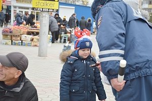 В Керчи правоохранители провели новогоднюю акцию «Полицейский Дед Мороз»