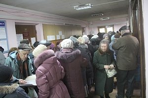 Ветераны труда в Керчи стоят в огромных очередях