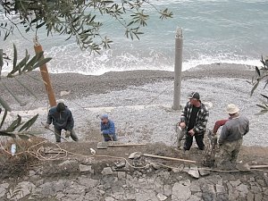 Возле канализационного коллектора в Алуште нашли незаконную стройку