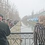 В Керчи на речке ловят кефаль