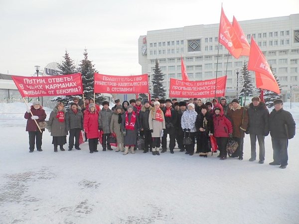 «Работу! Зарплату! Уверенность в завтрашнем дне!». Митинг коммунистов Перми