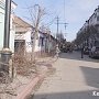 В Керчи пилят верхушки деревьев