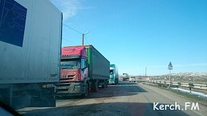 На работу переправы со сторны Кубани жалуются матери и жены водителей