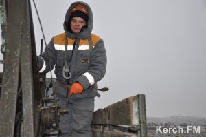 В Керчи из-за ветра деревья падают на провода