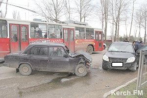 В Керчи столкнулись иномарка и «Жигули»