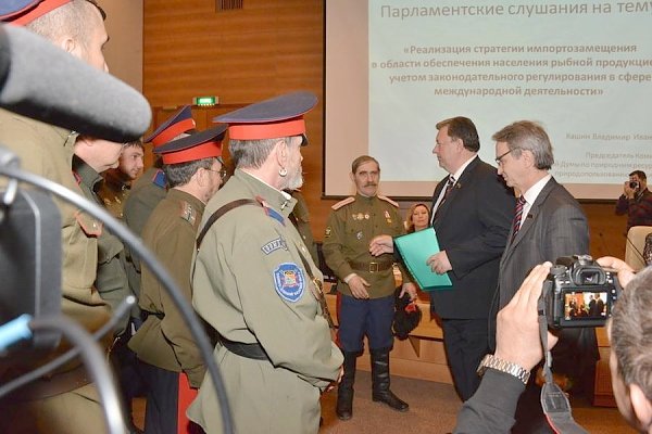 Донские казаки передали В.И. Кашину сто тыс. подписей против строительства под Новохоперском Воронежской области медно-никелевого горно-обогатительного комбината