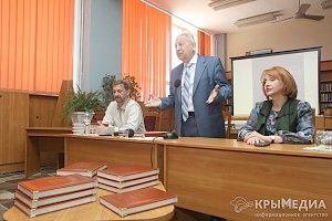 К столетию ведущего вуза Крыма презентовали книгу с уникальными фотографиями