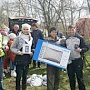 Экологи из Подмосковья помогли симферопольцам очистить берег водохранилища от тысячи мешков бытового мусора и упавших деревьев