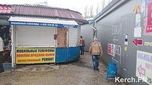 В Керчи подожгли ларек мобильной связи