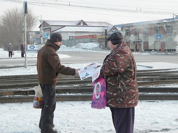 Барнаульские коммунисты проводят пикеты у проходных заводов