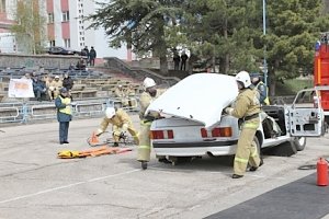 В Крыму провели соревнования по ликвидации последствий ДТП между спасателей