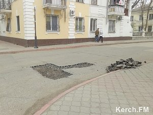 В Милицейском переулке Керчи проводят ямочный ремонт