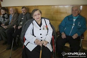 В симферопольском доме престарелых ветеранам вручили медали к 70-летию Победы