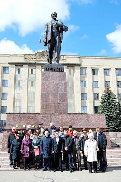 Ставропольские коммунисты возложили цветы к памятнику В.И. Ленину