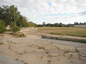 На бывшем стадионе в Евпатории развернут летнюю ярмарку