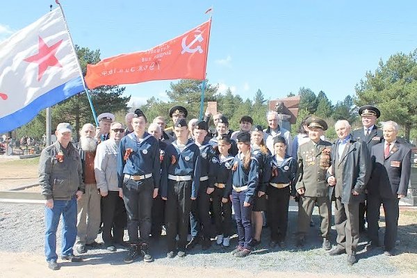 Коммунисты провели митинг у могилы Почётного гражданина Пскова Михаила Минина, водрузившего Знамя Победы над Рейхстагом