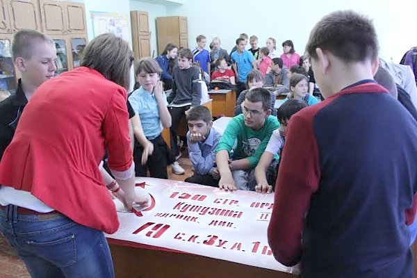 Комсомольская акция «Копия Знамени Победы» шагает по Белгородской области