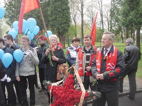 В Пскове Знамени Победы пришлось прорываться с боем