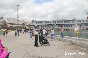 Керчане посещают большой десантный корабль «Цезарь Куников»