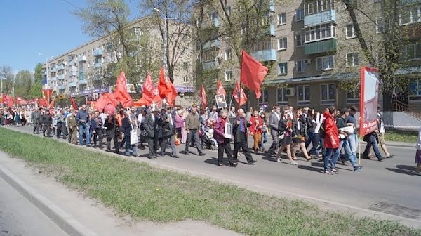 Пенза. День Победы в красных колоннах