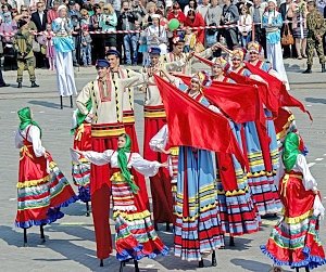 Евпаторийцы на ходулях покажут в Столице России «Калинку»