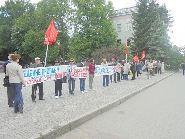 Калининградские коммунисты провели традиционный пятничный пикет возле памятника «Землякам-космонавтам»