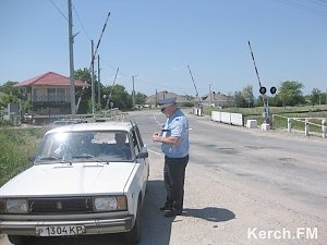 В Керчи сотрудники ГИБДД останавливают транспорт на ж/д переезде