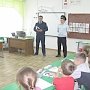 Красноперекопские правоохранители раздавали ребятам и их родителям памятки «Убережем детей от насилия» и проводили со школьниками правовые игры на тему безопасности