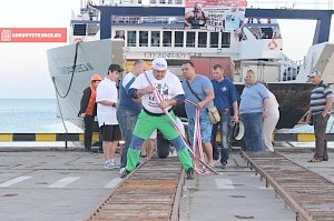 Два силача в порту Керчи протянули на десять метров паром весом 2 тыс. тонн