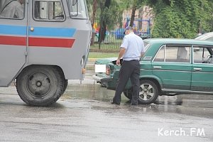 В Керчи перед пешеходным переходом столкнулись «ПАЗ» и «ВАЗ»