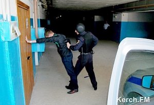 Сотрудники полиции в Керчи вместе с вневедомственной охраной ходят по квартирам