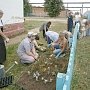 Тюменская область. Тобольские коммунисты высадили 1500 цветов в поселке Сумкино