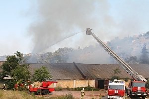 Из-за пожара перекрывали Лабораторное шоссе