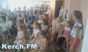 В Керчи детей учили делать искусственный снег и варить «мыльную» кашу