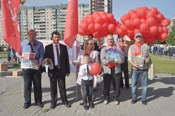 Ленинградские коммунисты поздравили первоклассников у Ледового дворца