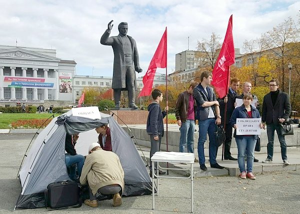 Свердловская область. Студенты УрФУ при поддержке КПРФ отстояли свои права на заселение в общежитие (видео)