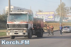 В Керчи в районе остановки АТП снова провели ямочный ремонт дороги