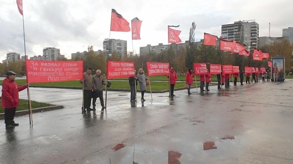 "Не забудем! Не простим!". В Перми прошёл пикет, посвященный 22-й годовщине расстрела Советской власти