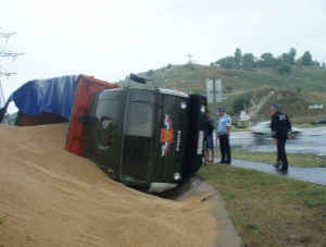 В крымской столице при въезде в город перевернулась фура