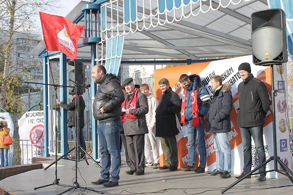 Московские коммунисты участвуют в митингах против платных парковок