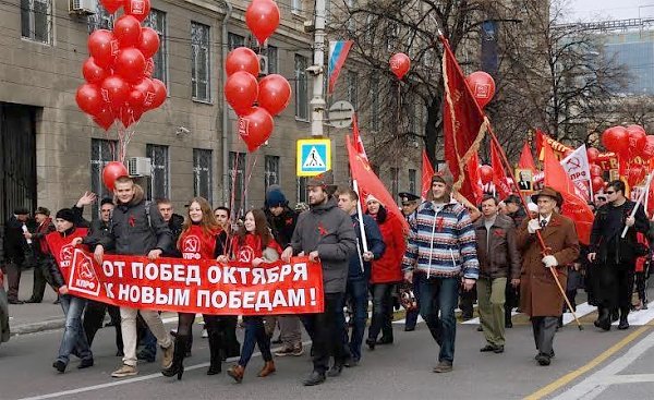 Будущее – социализм! В Воронеже прошли демонстрация и митинг, посвящённые 98-й годовщине Великого Октября