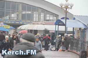 В Керчи, несмотря на запрет властей, на мосту возле рынка продолжают торговать