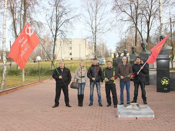 Комсомольцы Брянщины вместе со своими старшими товарищами провели вахту памяти