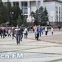 Керчане под дождем со снегом смотрели послание Путина