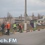 В Керчи перекрашивают красные бордюры в черно-белый цвет