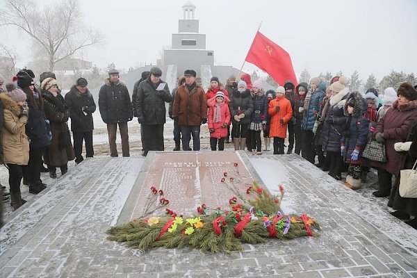 Омск. Красные гвоздики – эстафета памяти