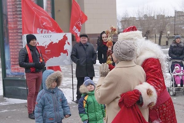 Сталинградские коммунисты и комсомольцы отметили День Рождения СССР