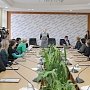 Евгения Добрыня вручила благодарности спикера крымского парламента Владимира Константинова работникам сферы имущественных и земельных отношений